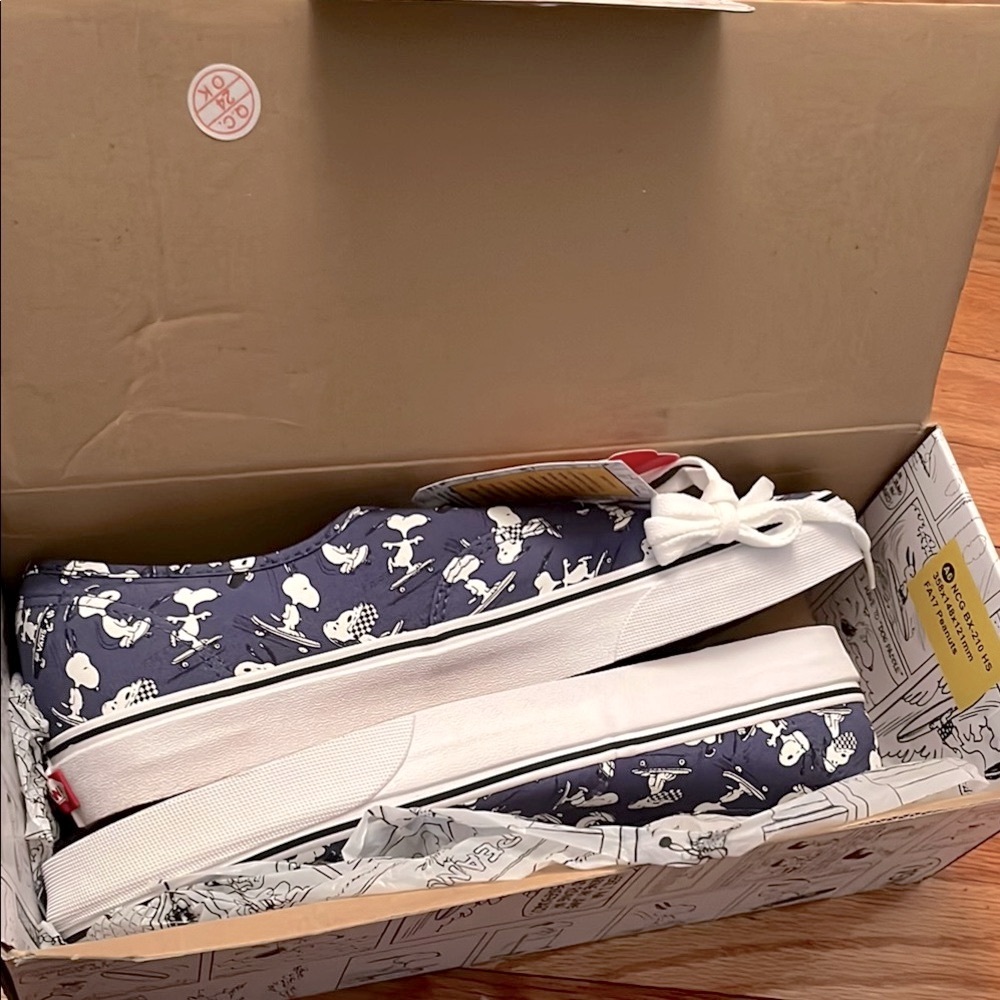 NIB Vans Men’s Peanuts/Snoopy navy and white sneakers in size 13 - Picture 5 of 9